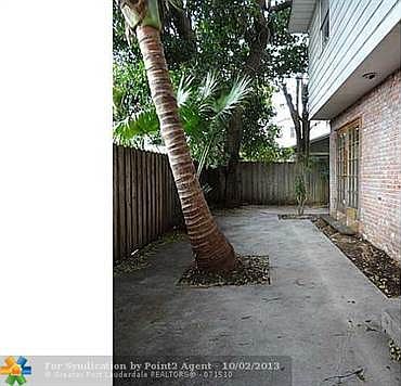 5th image of 830 NE 18th Ct