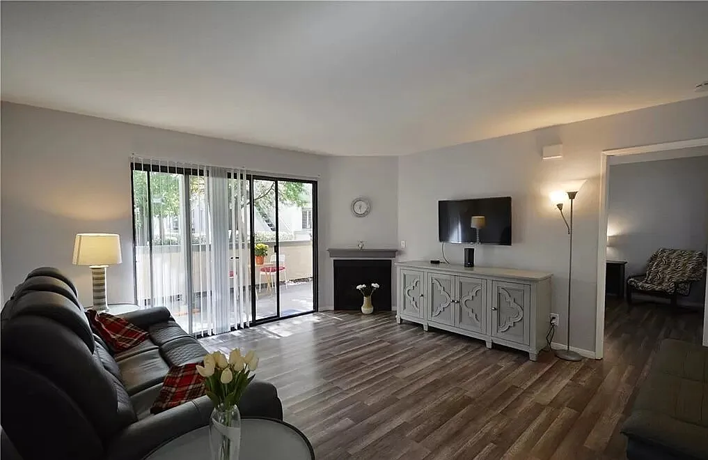 1 bed, 1.0 bath, 798 sqft, $1,900 — Photo 1