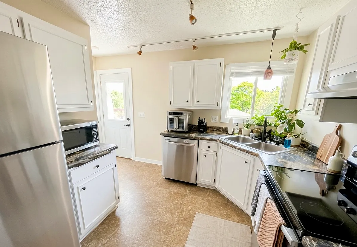 Bright kitchen with newer stainless steel appliances - 2711 Madison St