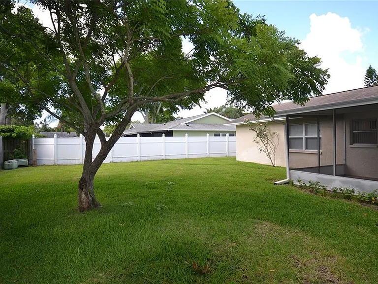 2357 White Oak Cir — Photo 37