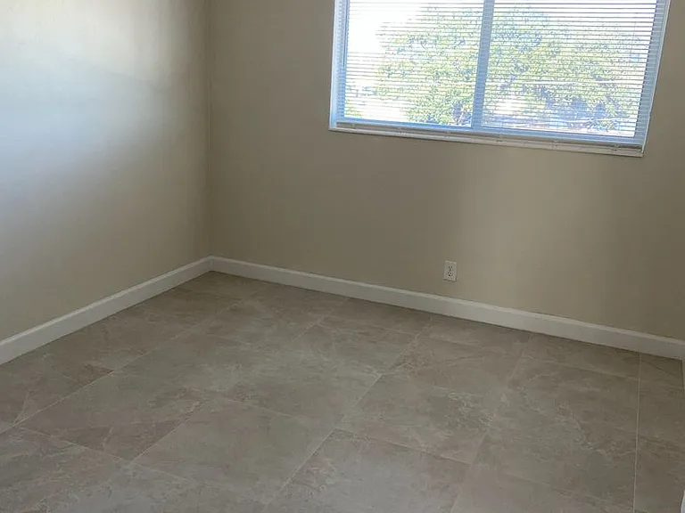 LA BELLE HARBOR CONDOS — Photo 6