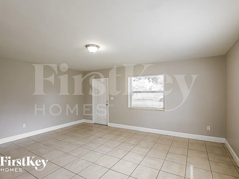 1943 Thomas St — Photo 6