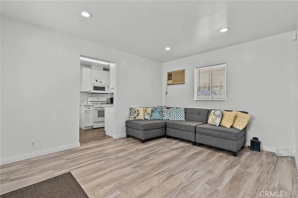 2 bed, 800 sqft, $3,000 — Photo 4