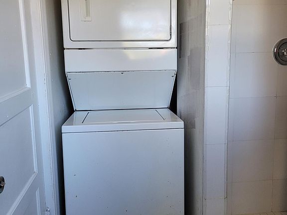 Washer/dryer in second bath