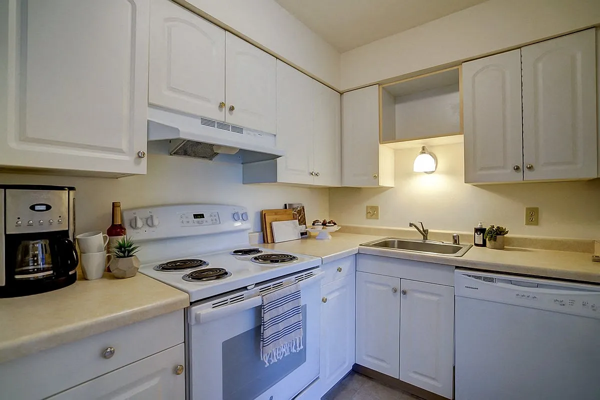 Guilford Apartments — Photo 4