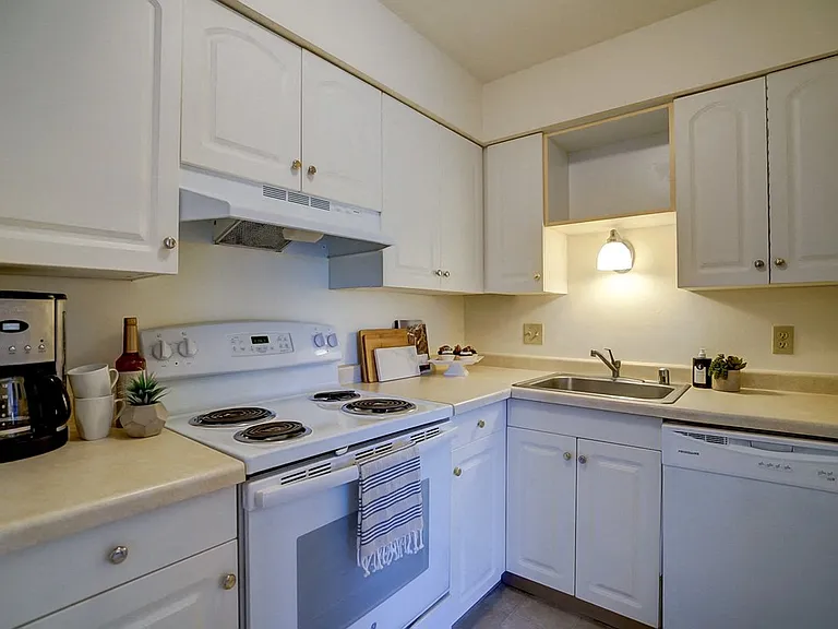5568 Guilford Rd — Photo 4