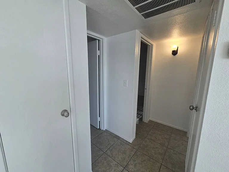213 E Foster Ave — Photo 14