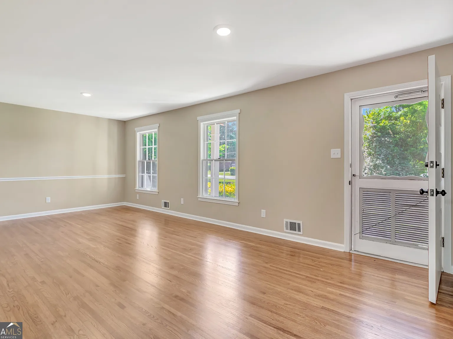 3 bed, 2.0 bath, 1439 sqft, $2,000 — Photo 2