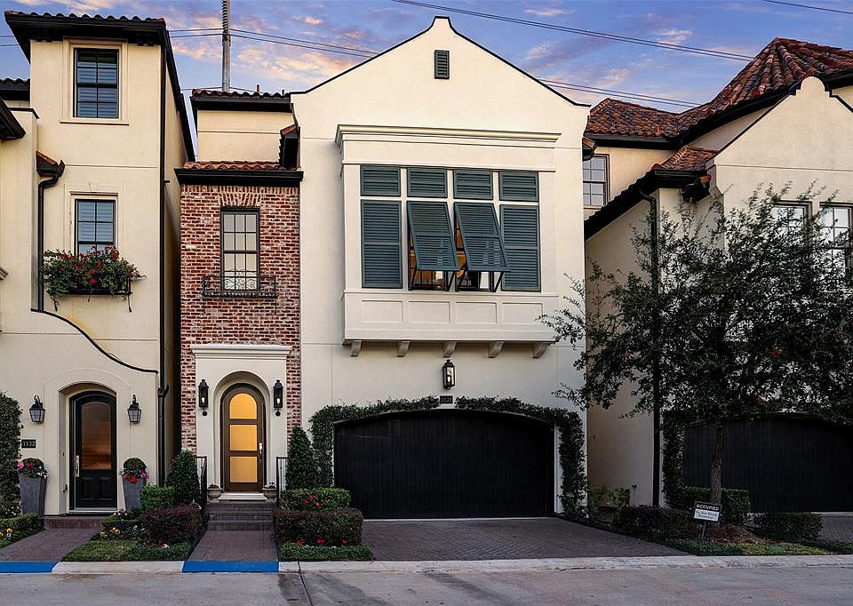 Beautiful free-standing home in the lovely gated community of Ravenna.