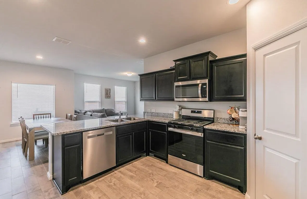 4 bed, 1876 sqft, $2,350 — Photo 3
