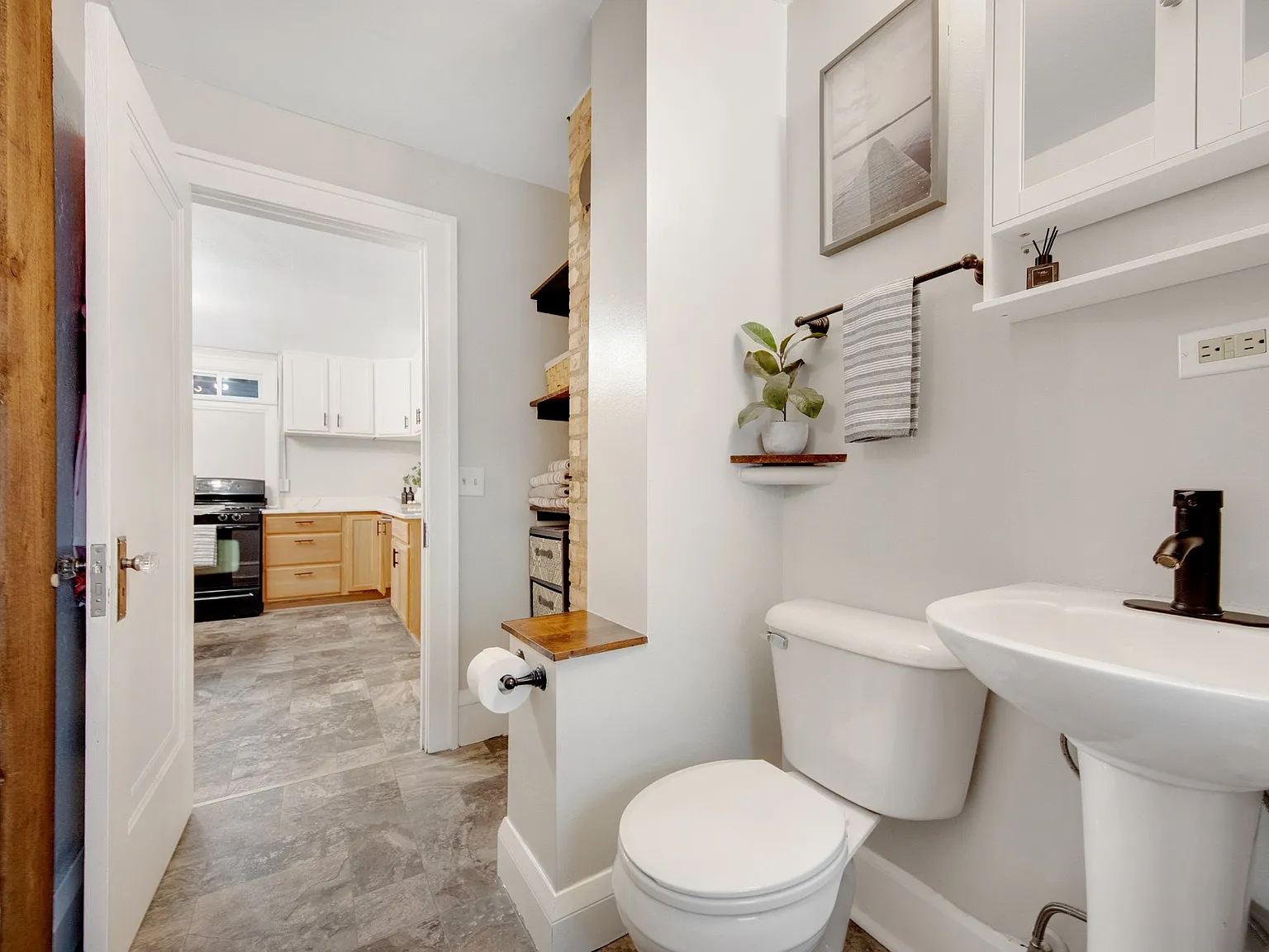 2 bed, 1000 sqft, $2,150 — Photo 3