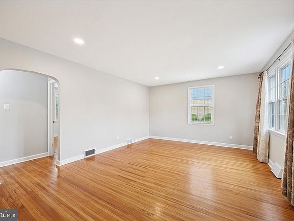 2nd image of 116 Walnut Hill Ln