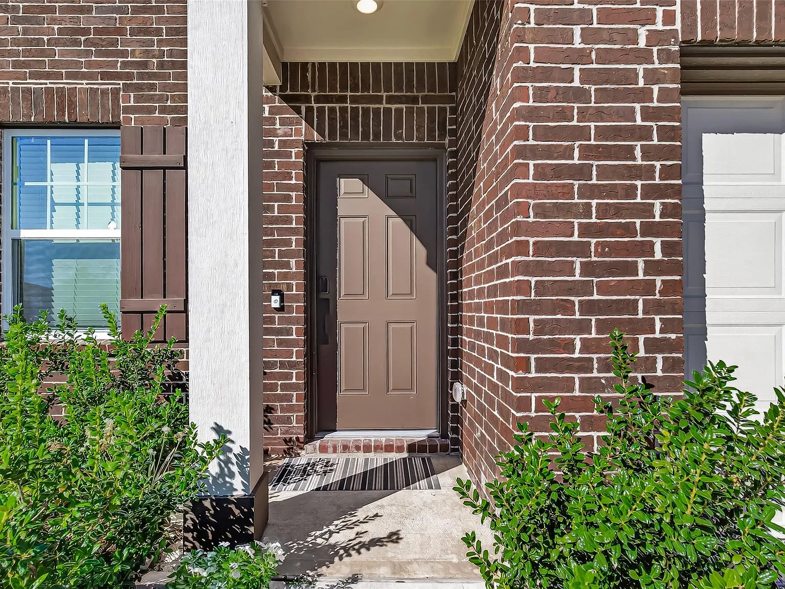3 bed, 2.5 bath, 2184 sqft, $2,300 — Photo 2
