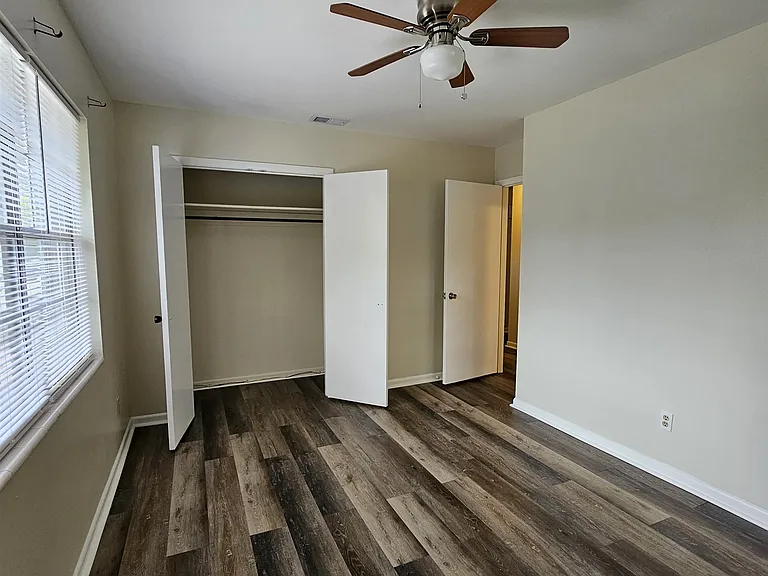 550 E Bradford Rd — Photo 16