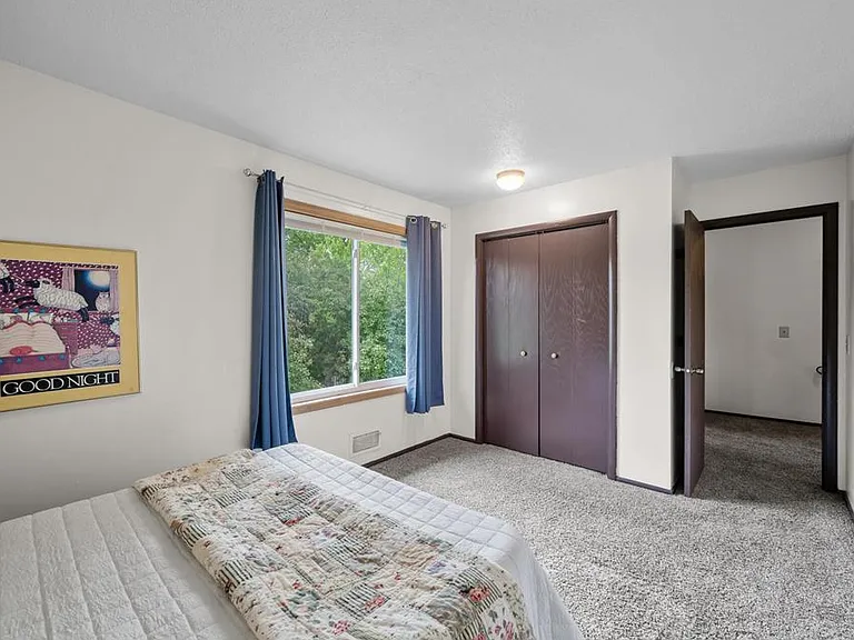 1077 Thorndale Ave — Photo 18