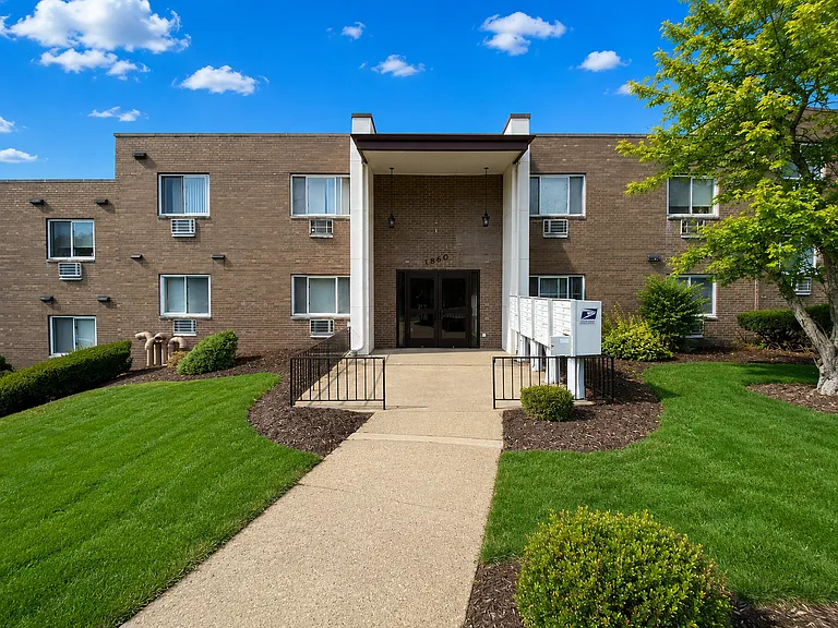 Brett Manor — Photo 15