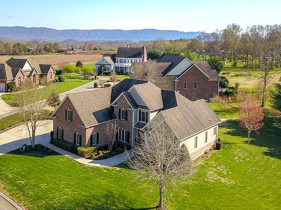 2nd image of 3013 Larkspur Ln