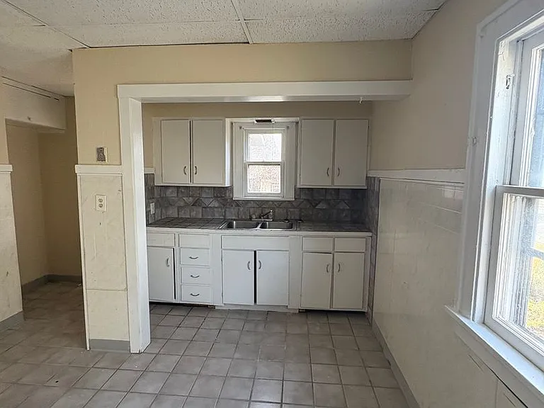 11110 Vernon Ave — Photo 4