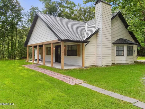 1136 Farrigut Lake Rd, Gautier, MS 39553