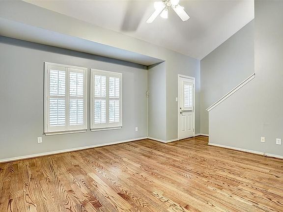 4th image of 934 E Heights Hollow Ln