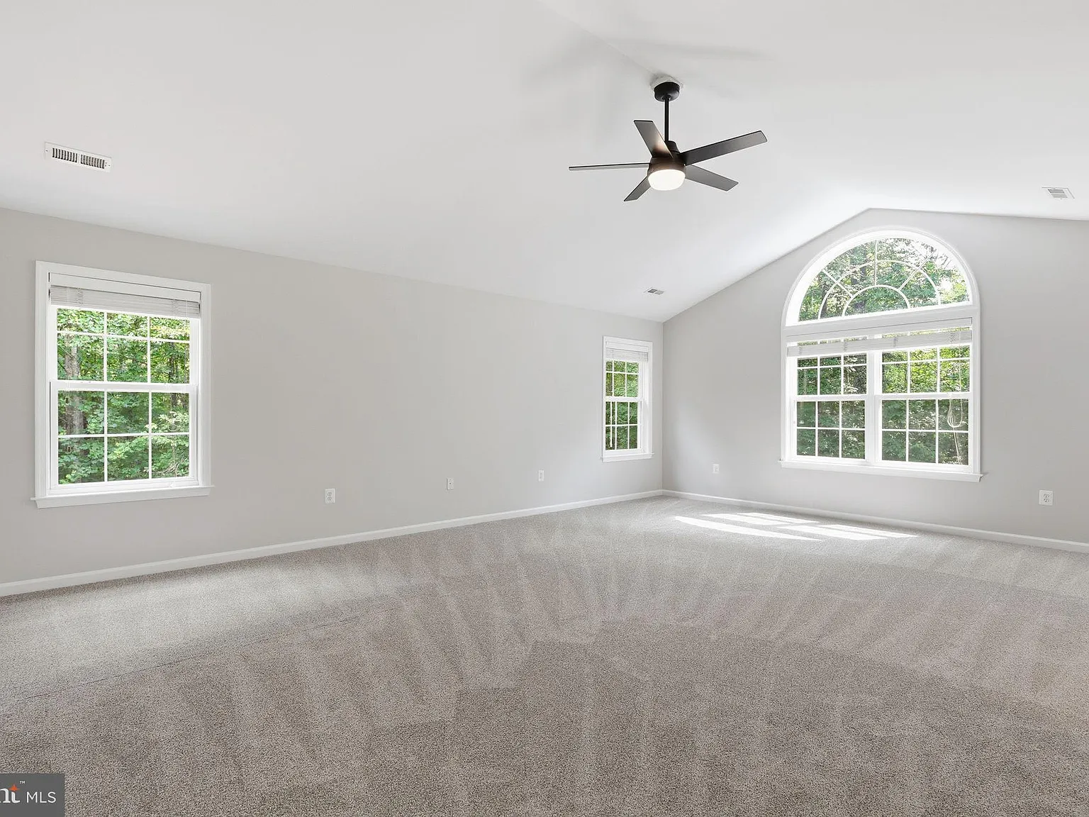 5 bed, 5.0 bath, 4565 sqft, $4,500 — Photo 4