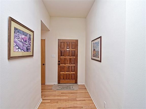 4th image of 305 E Creek Dr