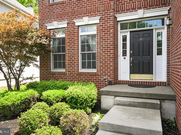 45 Lockwood Dr — Photo 2
