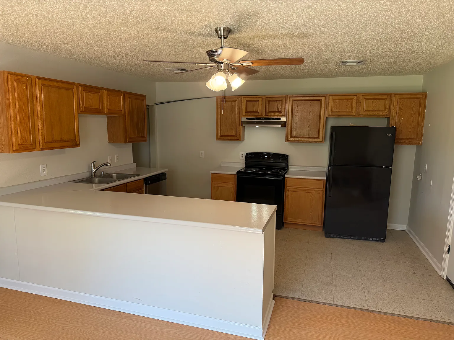 3 bed, 1.5 bath, 1600 sqft, $1,200 — Photo 2