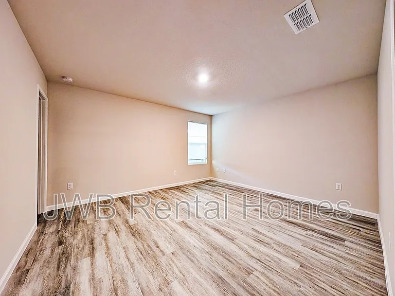 1923 Broadway Ave — Photo 8