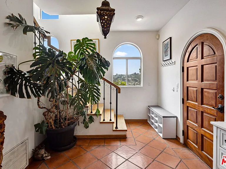 334 Crane Blvd — Photo 4