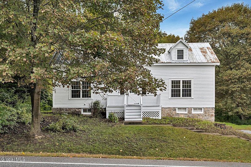 4th image of 1832 Perth Road