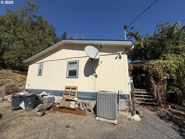 829 Raleigh Dr, Winston, OR 97496