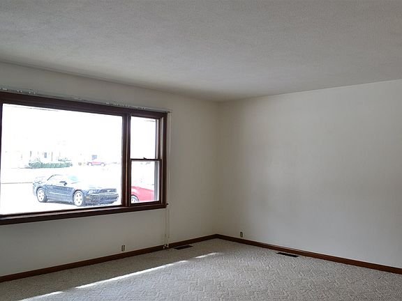 3rd image of 100 Greenway Dr