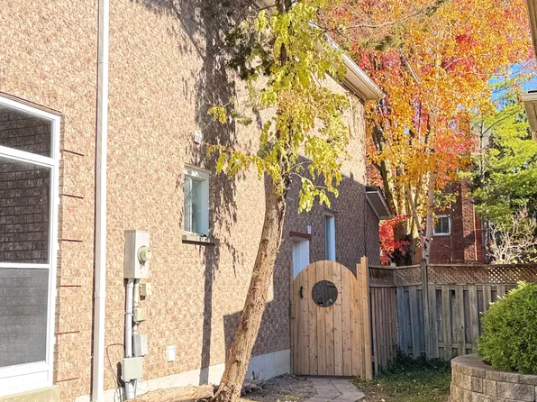 517 Blackstock Rd, Newmarket, ON L3Y 8H8