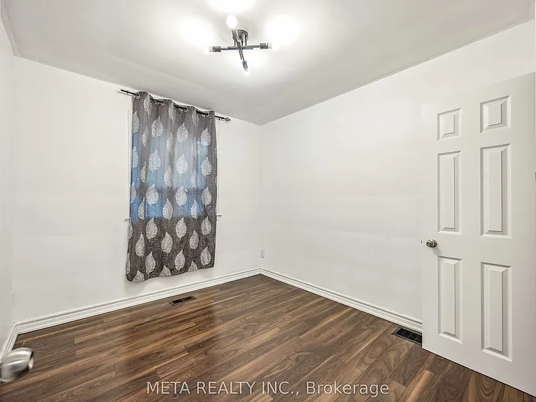 94 Greenock Ave — Photo 6
