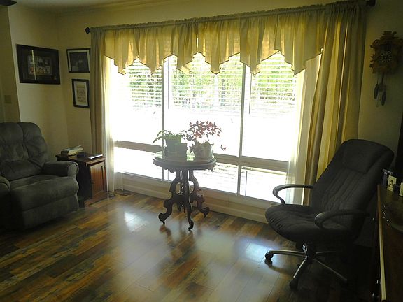 4th image of 802 Thompson St