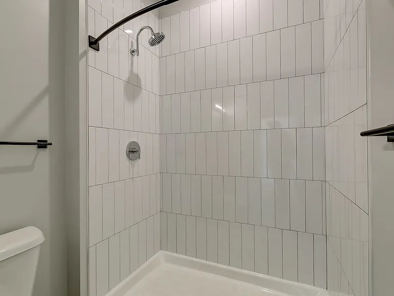 115 W Hamburg — Photo 37