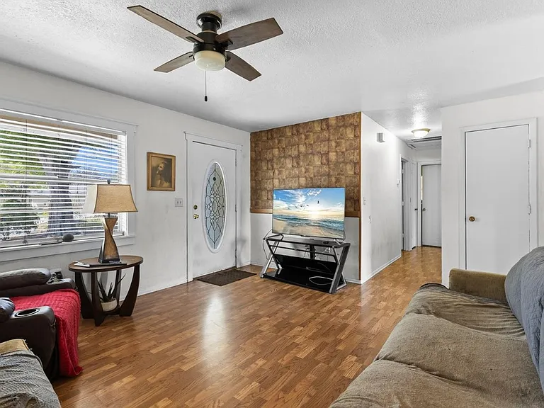 4003 Prairie Bend Ln — Photo 2