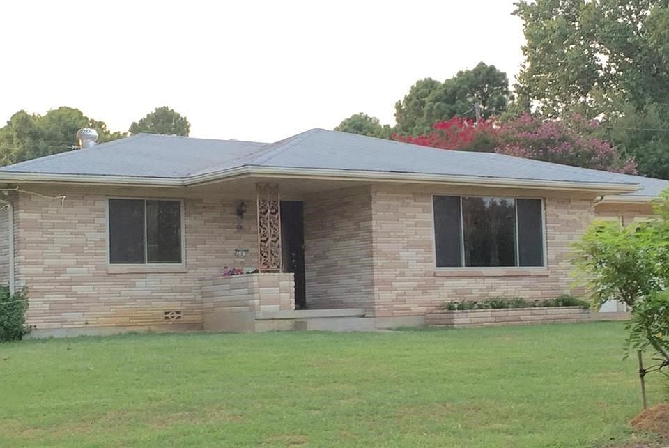 1st image of 300 Oakwood Dr