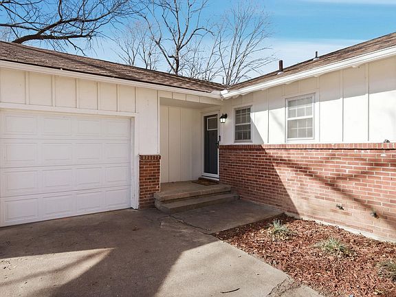 4th image of 1932 E Glen Oaks Dr