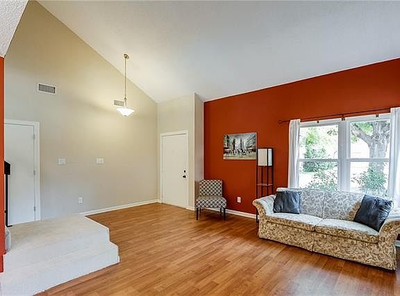 3rd image of 2418 Livingston Ln