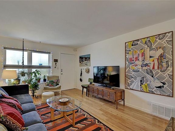 2nd image of 300 Crockett St APT 128