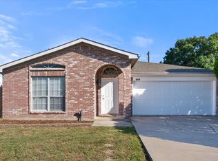 935 Packard Dr, Arlington, TX 76001