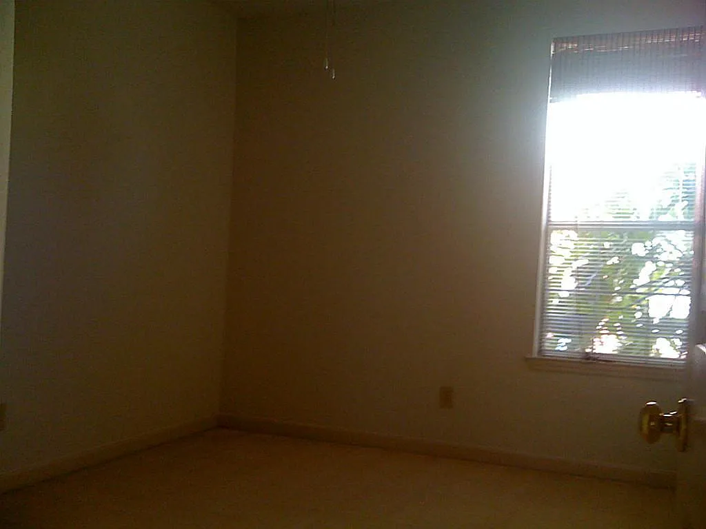 3 bed, 2.0 bath, 1951 sqft, $1,900 — Photo 2