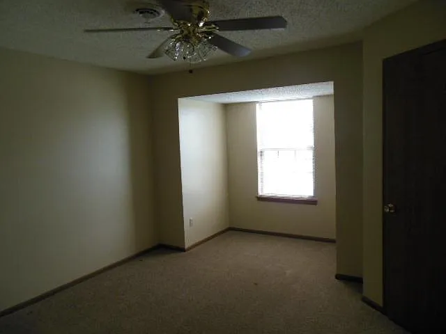 600 NE English Manor Dr #B — Photo 8