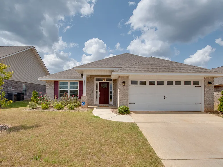 200 Abercorn Dr — Photo 1