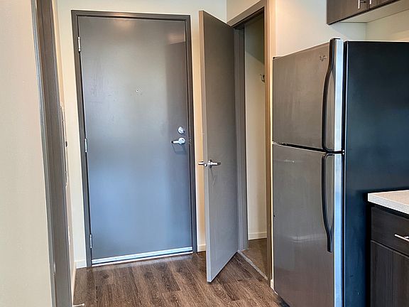 5th image of 205 5th Ave N #404