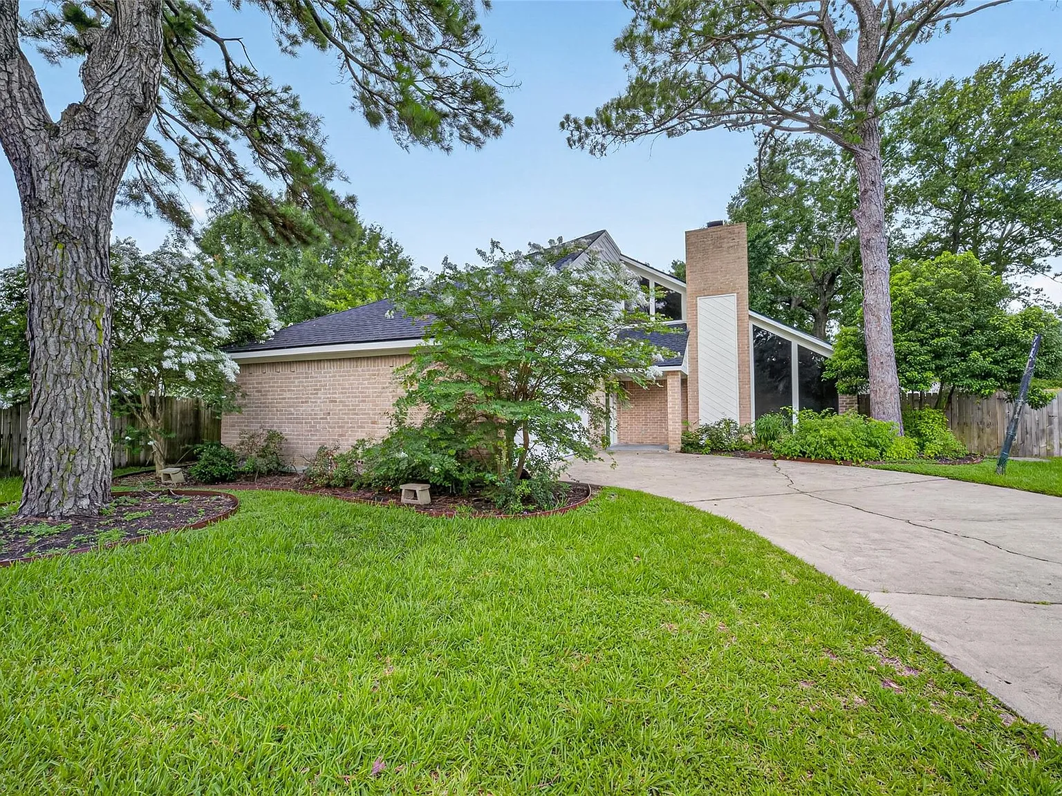 3 bed, 2.0 bath, 2373 sqft, $2,200 — Photo 4
