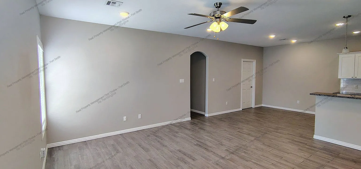 3 bed, 2.0 bath, 1400 sqft, $1,599 — Photo 3