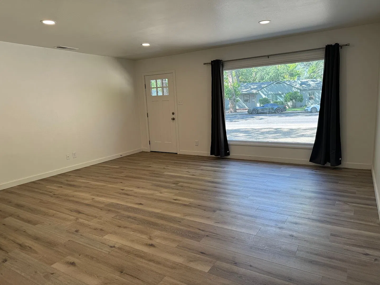 **Reserve For Summer 2027** - Beautiful 3 Bedroom House One Block From Csuc — Photo 3